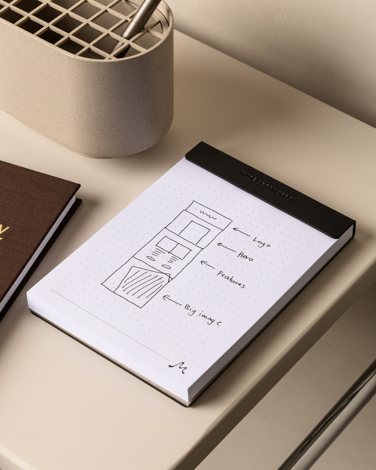 pad=dot-grid;holder=black
