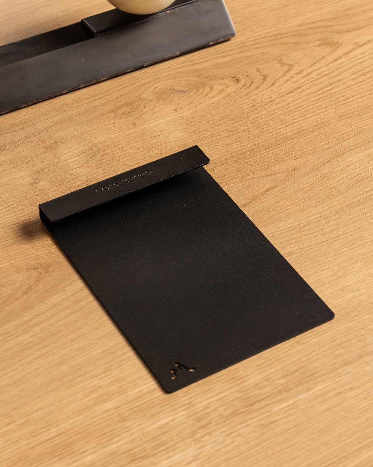 pad=dot-grid;holder=black