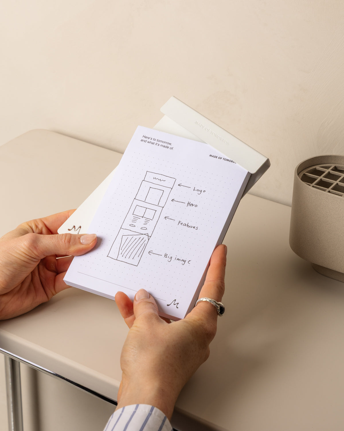 pad=dot-grid;holder=white