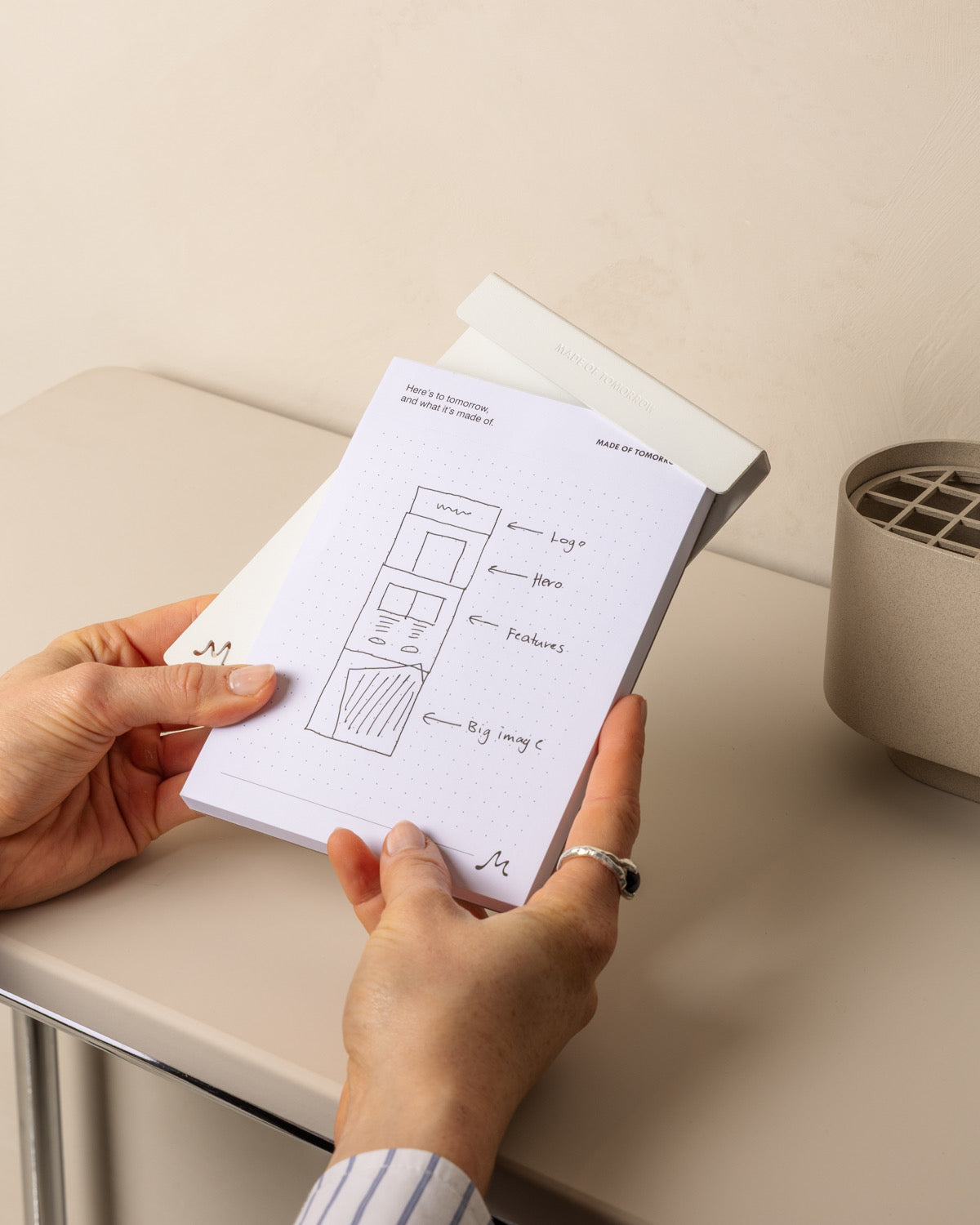 Dot grid Note Block Pad with white FOLD holder [pad=dot-grid;holder=white]