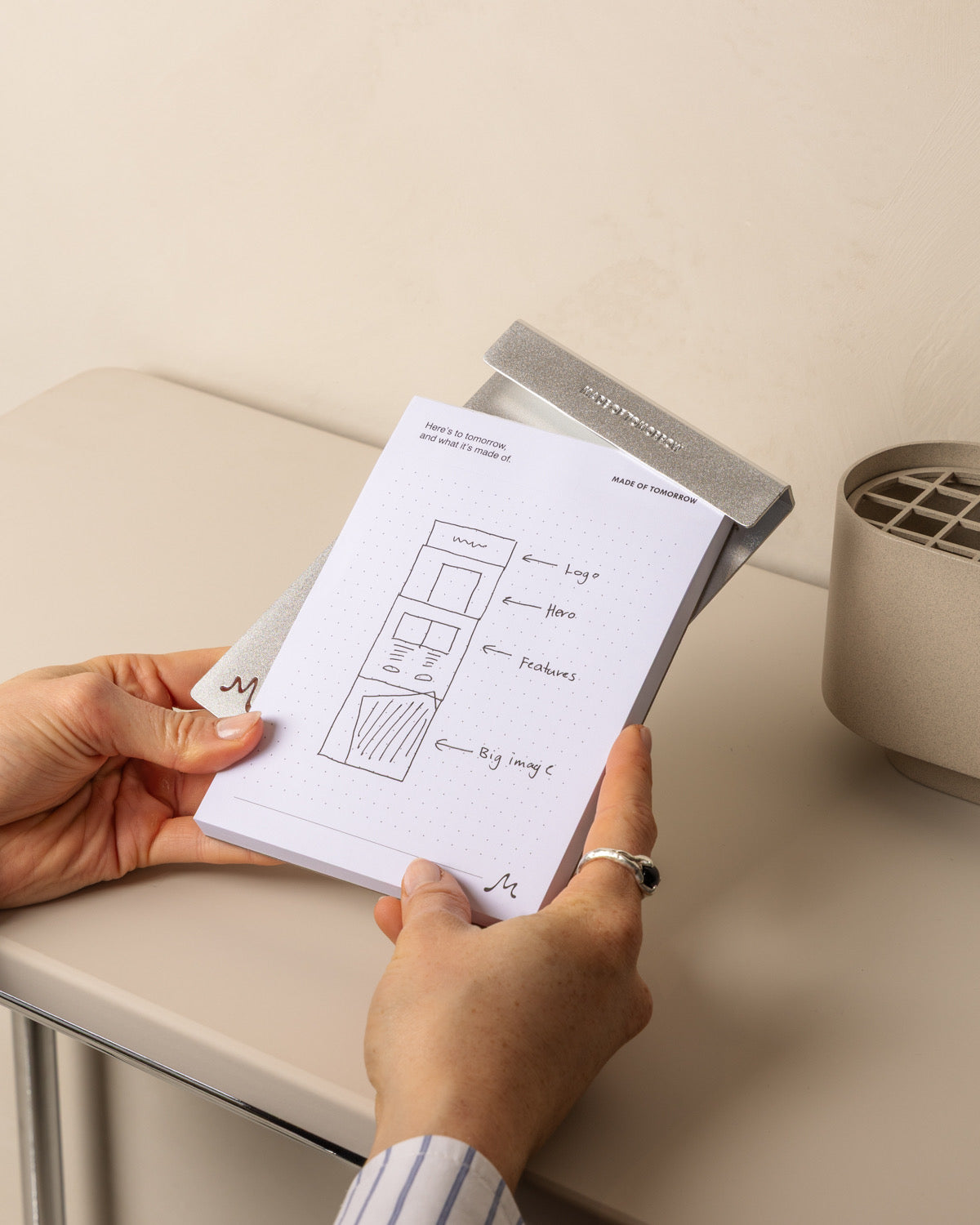 Dot grid Note Block Pad with aluminium FOLD holder [pad=dot-grid;holder=aluminium]
